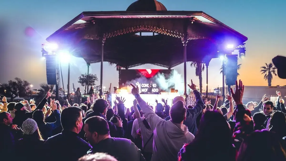 El evento ofrecerá música remember y electrónica en un ambiente único frente al mar.