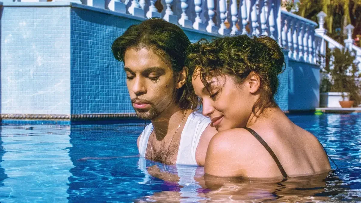La primera esposa de Prince revela anécdotas y fotos entrañables a diez años de su fallecimiento.