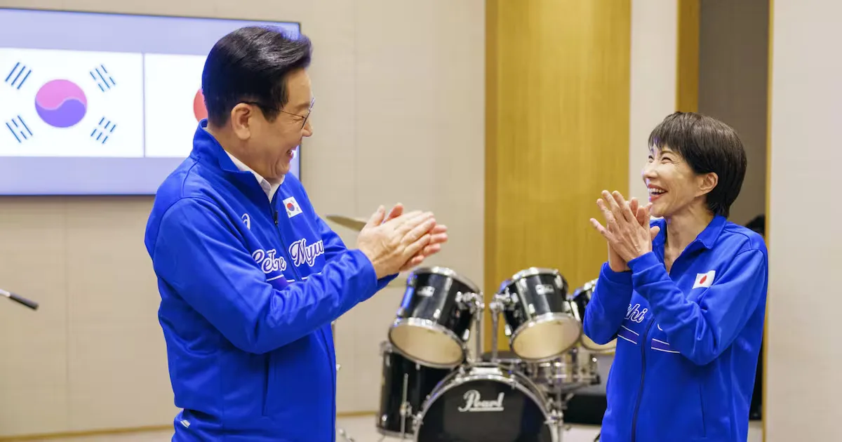 La primera ministra Sanae Takaichi y el presidente Lee Jae-Myung tocan batería durante la cumbre en Nara.