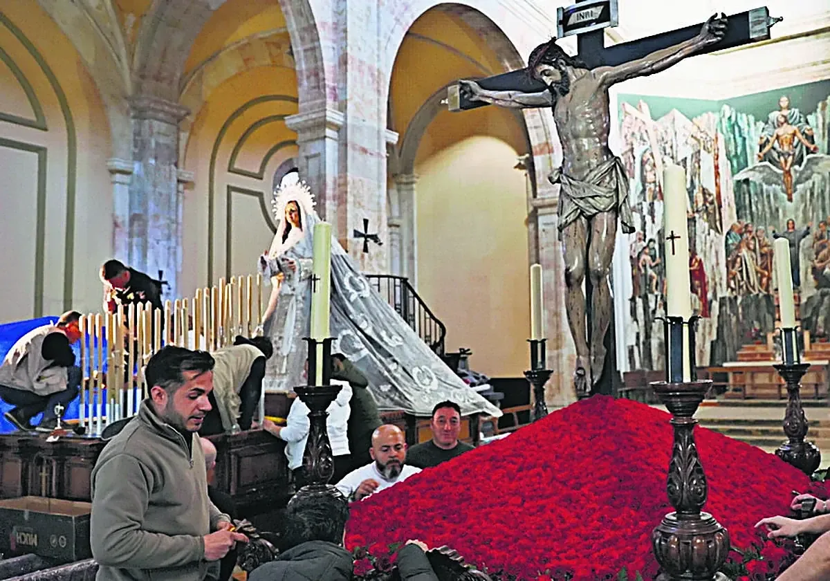 La procesión de Amor y Paz une el barrio con el centro de Salamanca en una jornada significativa.