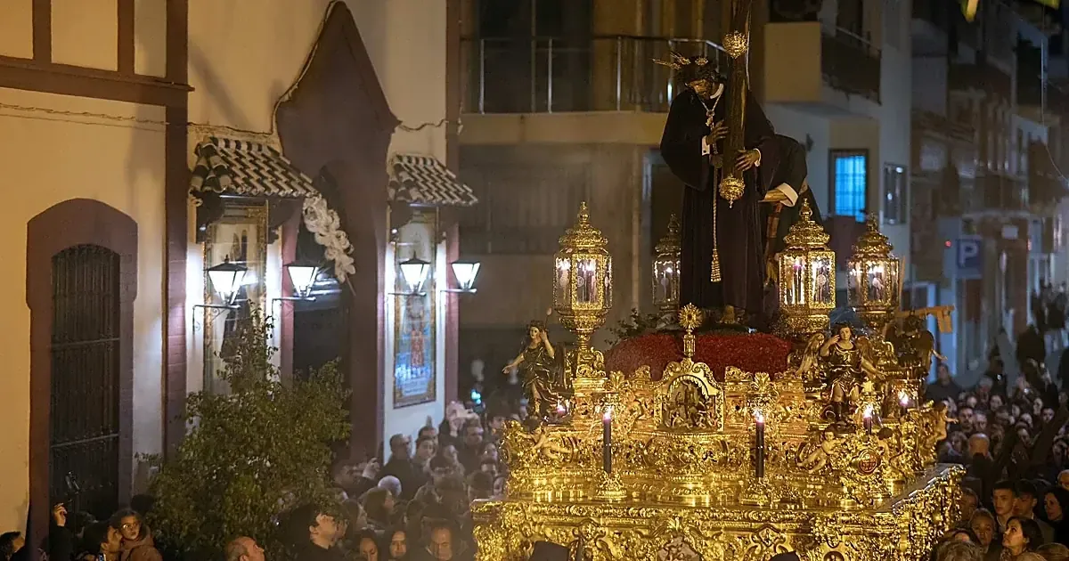 La procesión del Nazareno destaca por la devoción y el ambiente emocional que envuelve a la ciudad en Semana Santa.