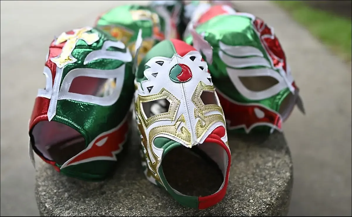 La producción de máscaras está en aumento por la llegada de turistas a México.