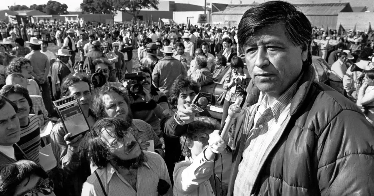 La propuesta busca reconocer a todos los trabajadores agrícolas tras acusaciones de abuso contra el líder histórico.