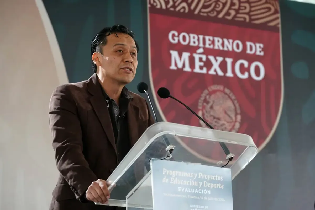 La propuesta de Arriaga sobre la lectura como herramienta de emancipación desata críticas en redes sociales.