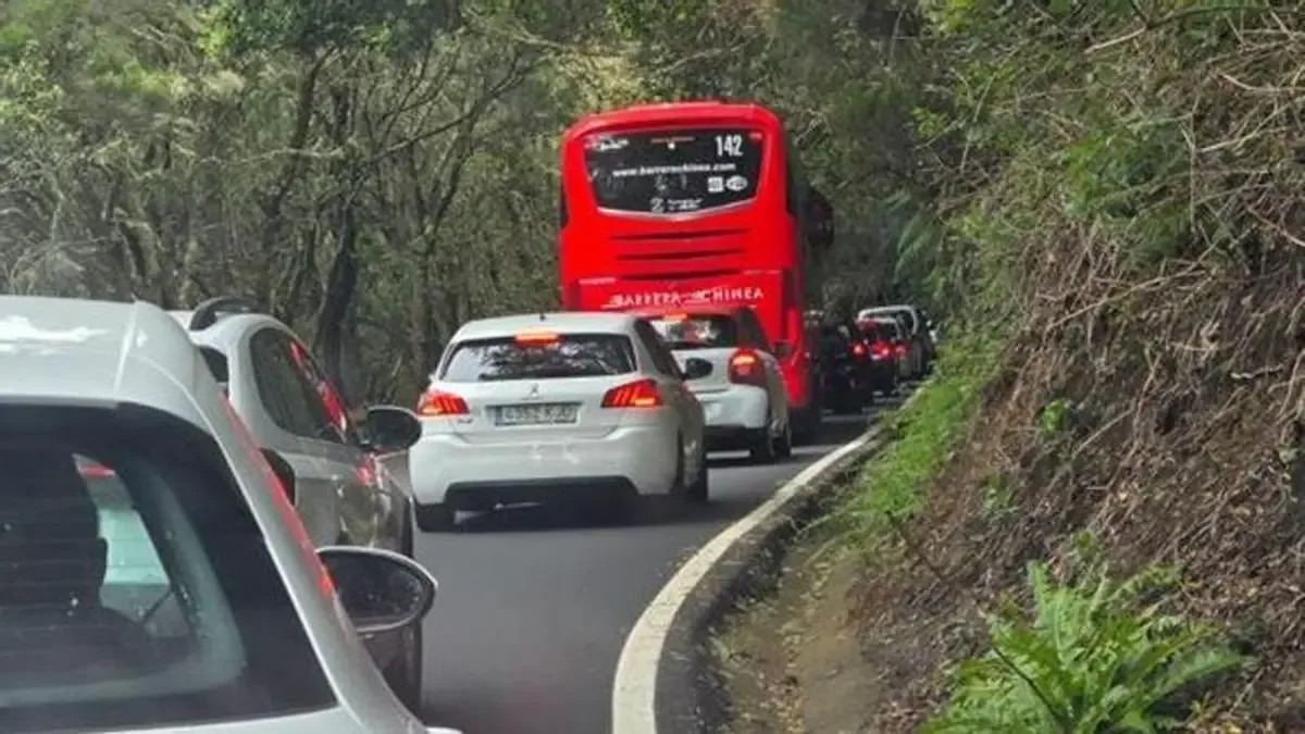 La propuesta incluye cámaras y sanciones, en respuesta a problemas de movilidad en la zona.