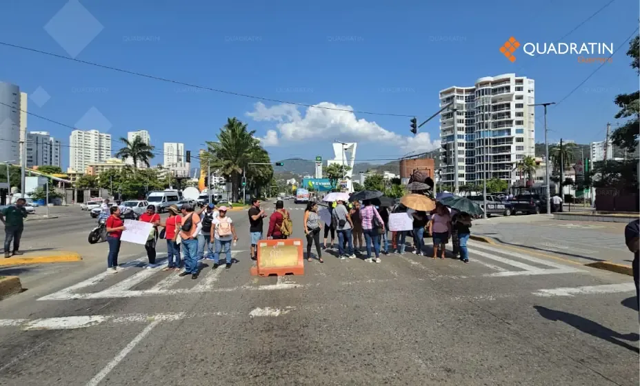 La protesta busca el pago de bonos adeudados por la Secretaría de Educación Guerrero.