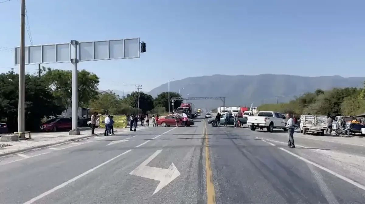 La protesta busca el pago por tierras afectadas durante la construcción de la vía.