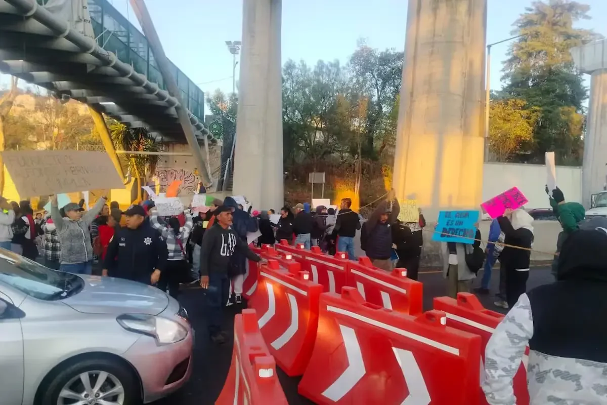 La protesta de vecinos deja a cientos de automovilistas varados en Semana Santa.