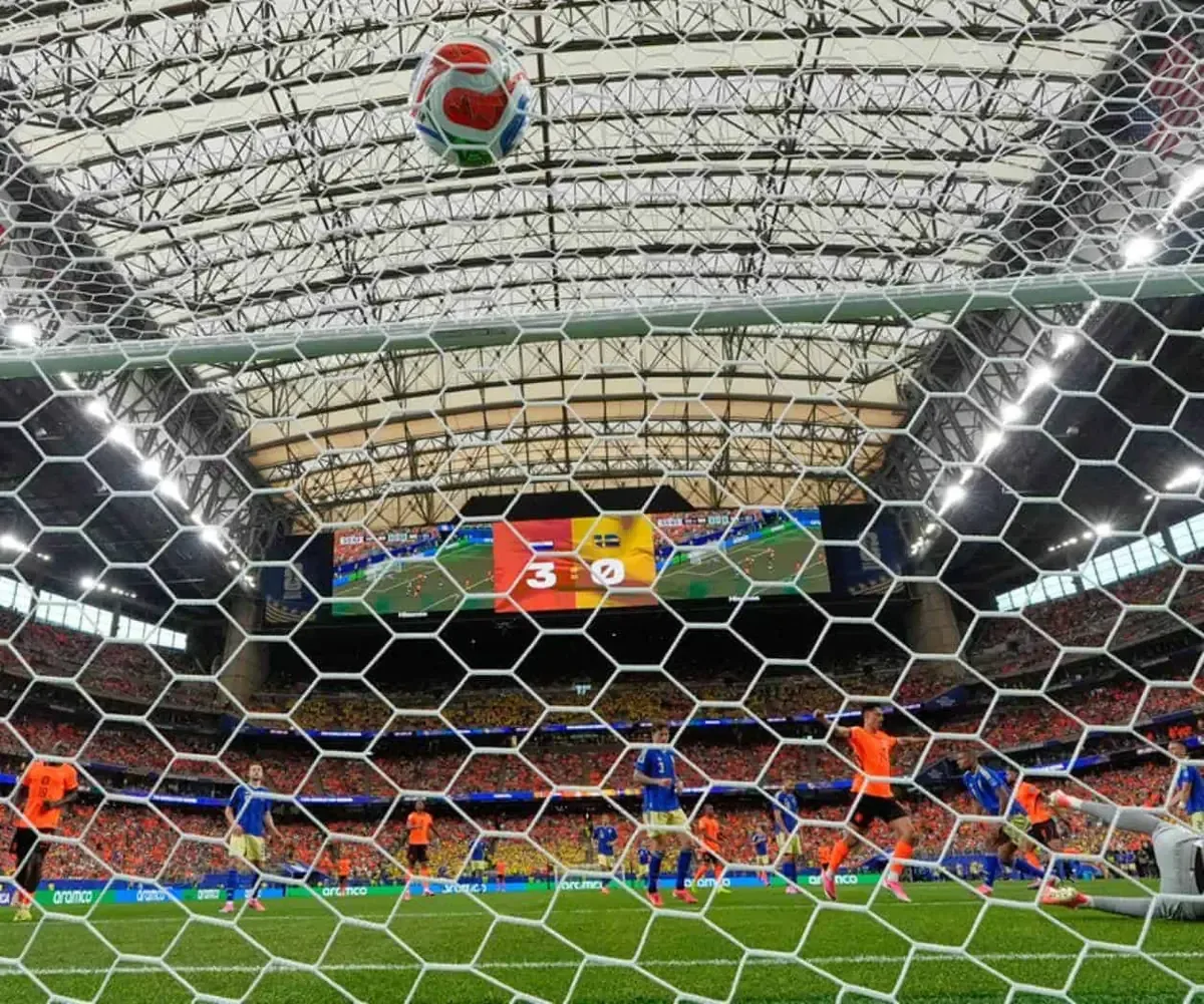 La política de la FIFA obliga a devolver los balones a la cancha, generando debates entre aficionados.