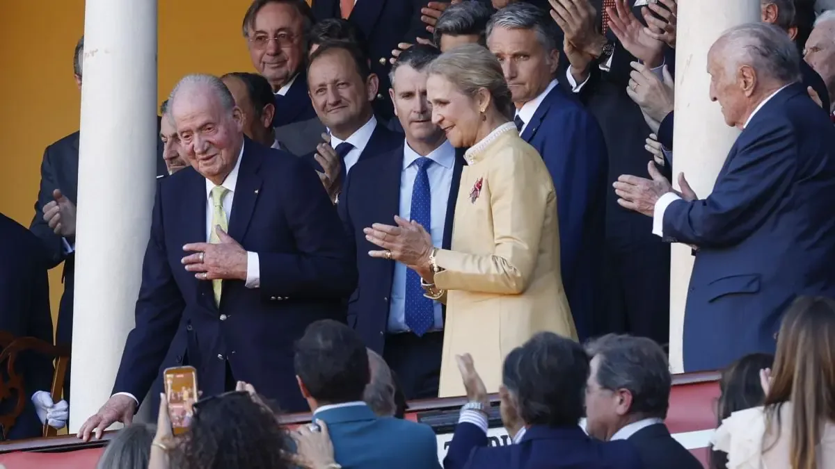 La reaparición del rey emérito genera gran expectación entre el público taurino.