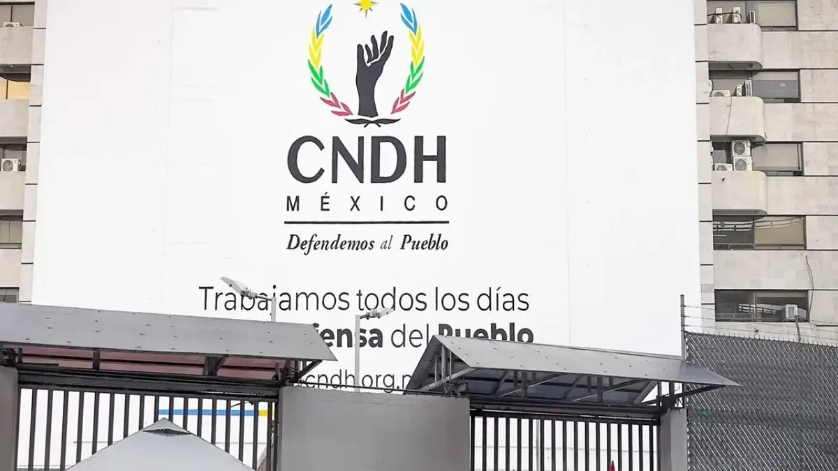 La recomendación destaca violaciones a derechos humanos en el manejo de dos casos de adolescentes.