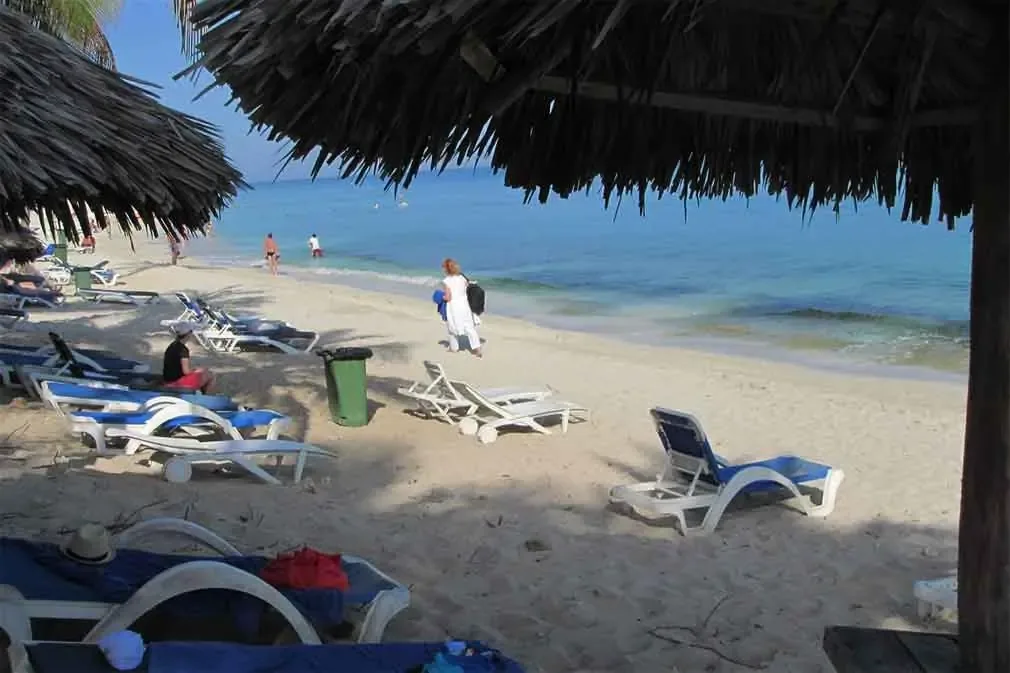 La reconocida playa cubana destaca en el ranking de TripAdvisor por su calidad y belleza, atrayendo a turistas de todo el mundo.