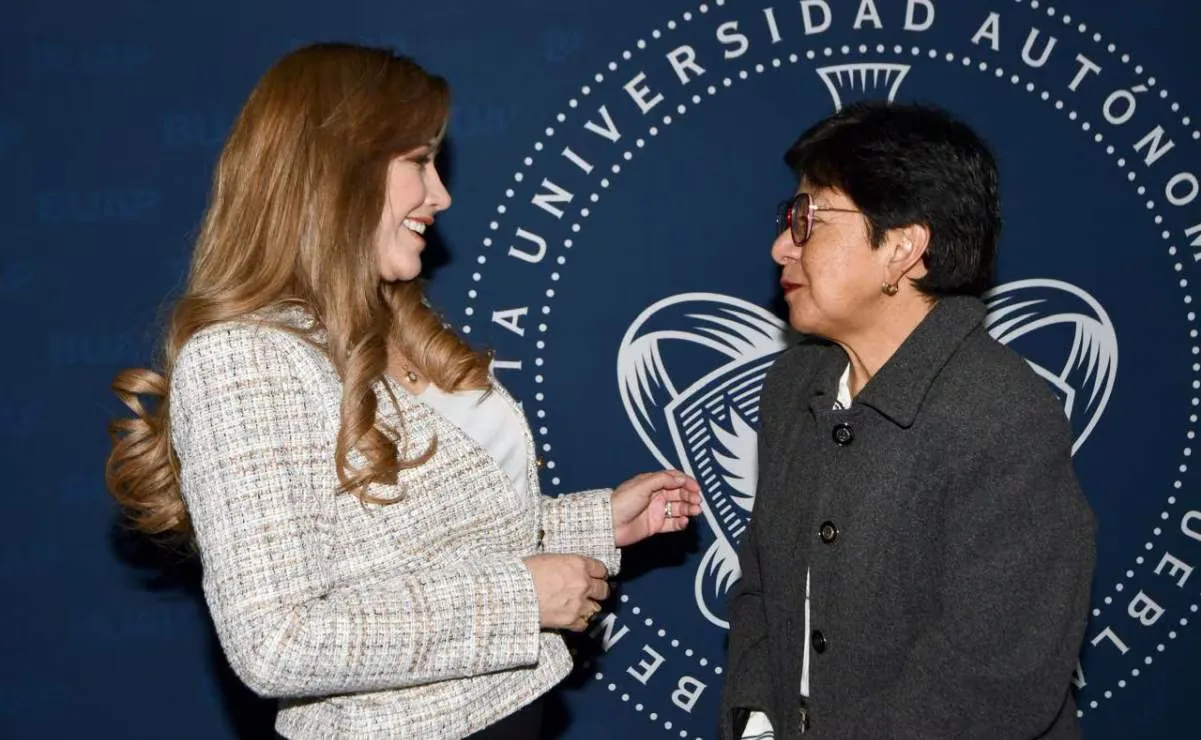 La rectora Lilia Cedillo Ramírez y la presidenta del DIF-Puebla, Cecilia Arellano, durante la firma del convenio.