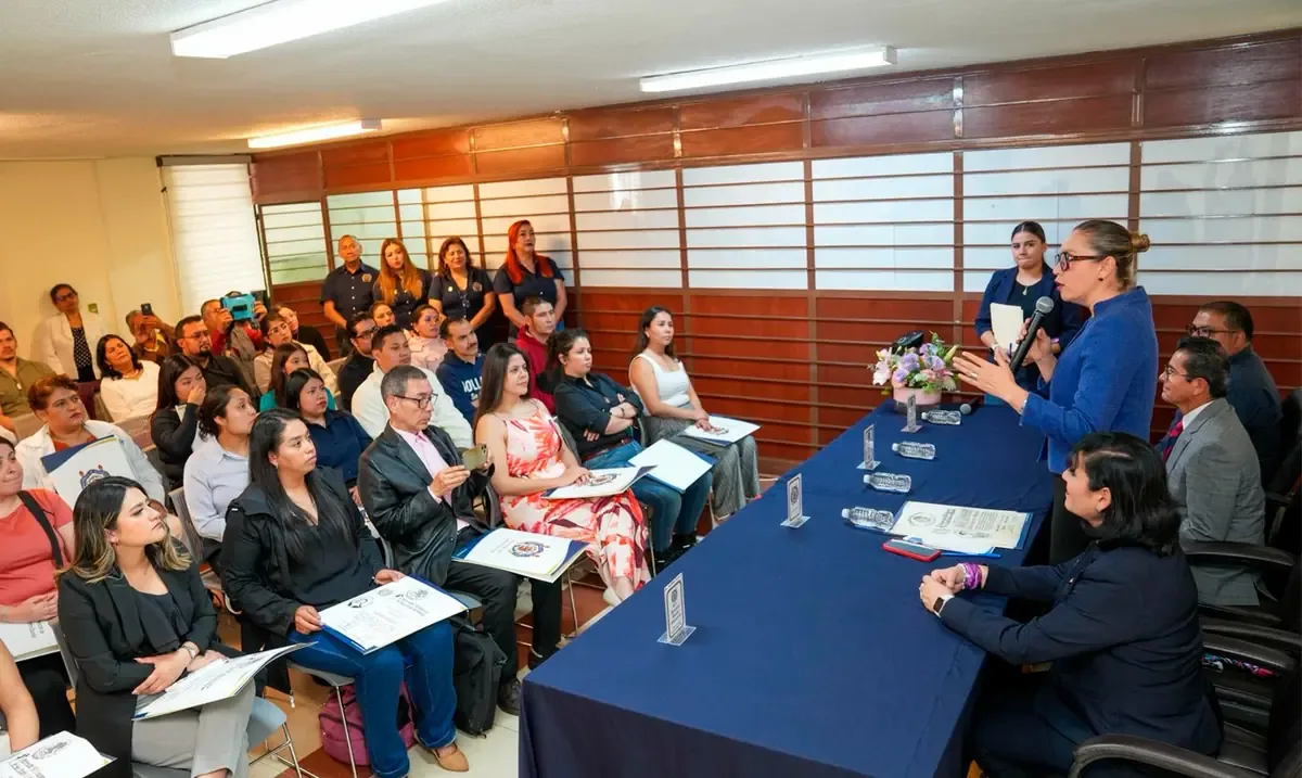 La rectora llama a los graduados a actuar con responsabilidad y a representar a la universidad con orgullo.