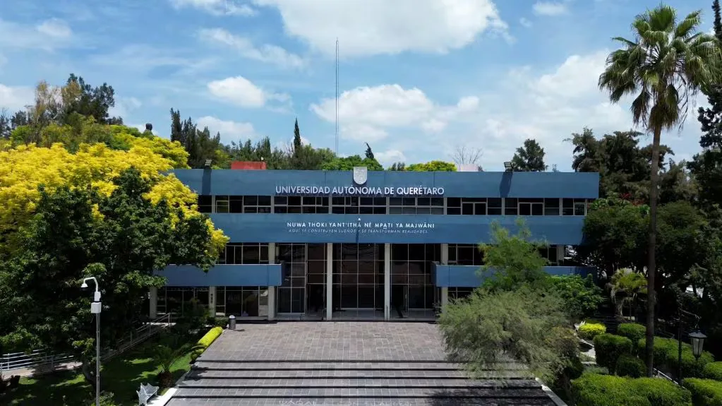 La rectora Silvia Amaya Llano presenta el nuevo presupuesto de la UAQ.