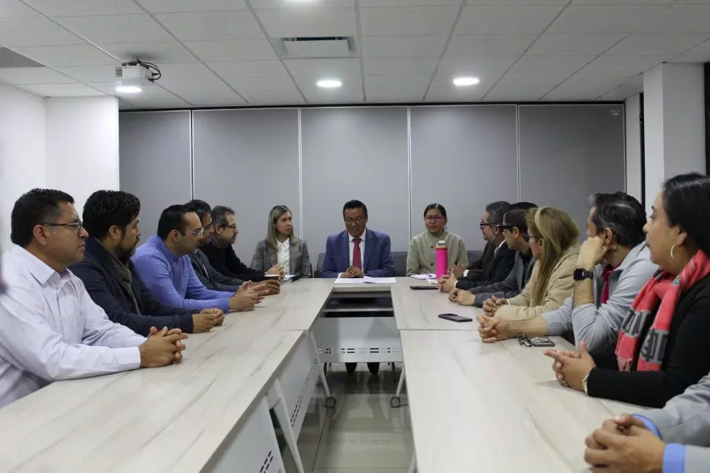 La rectora Silvia Amaya Llano y representantes de sindicatos durante la reunión de negociación.