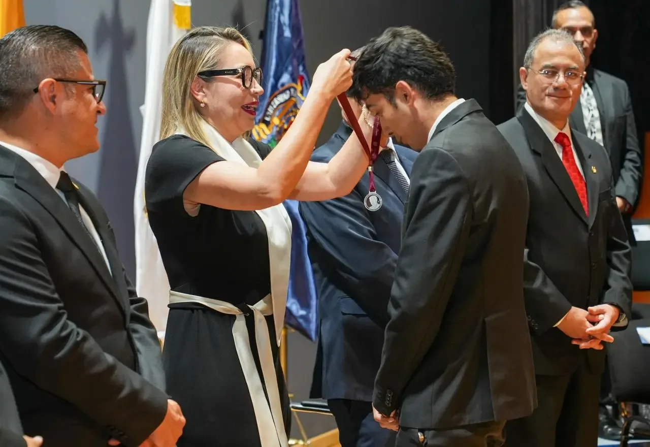 La rectora Yarabí Ávila entrega la Medalla "Dr. Ignacio Chávez Sánchez" a los egresados.