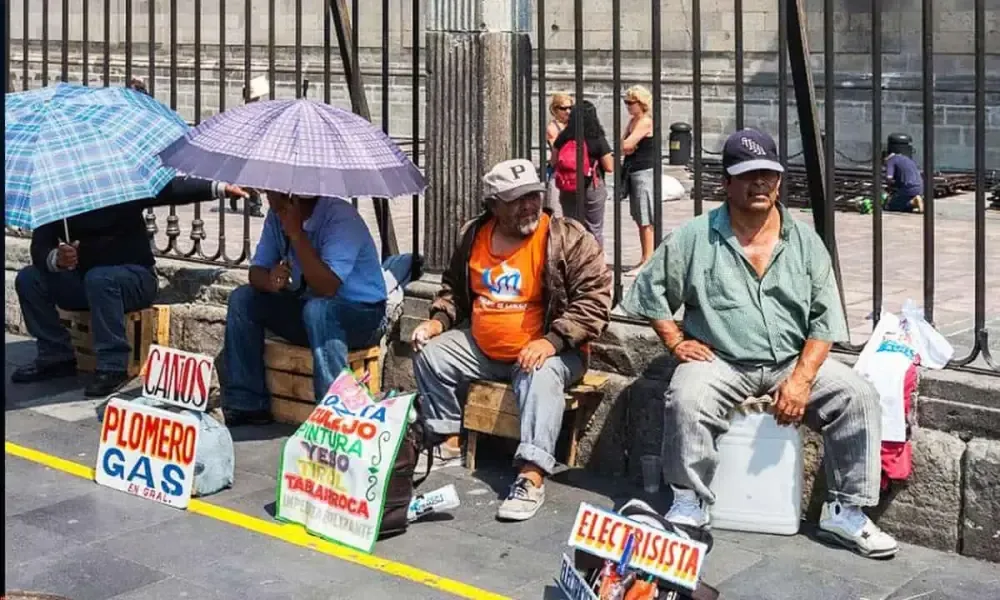 La reducción de la pobreza laboral es positiva, aunque persisten desafíos en el crecimiento económico y la recuperación social.