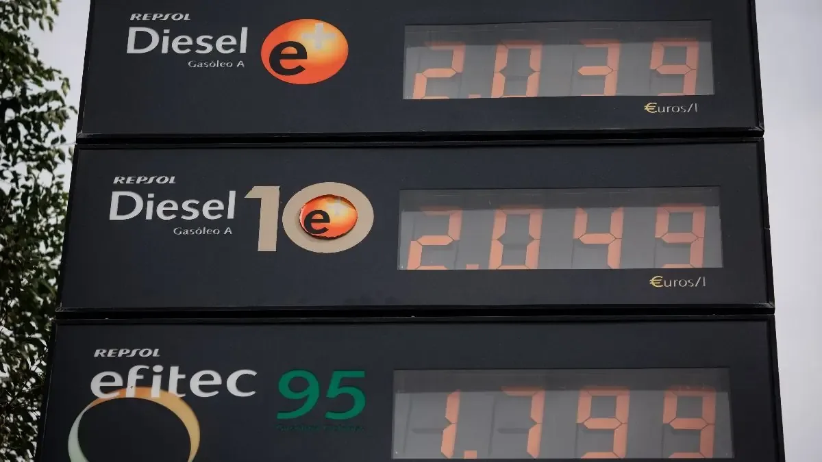 La reducción de precios en gasolina contrasta con el diésel en medio de la tensión internacional.