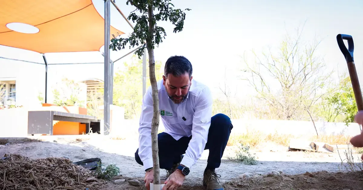 La reforestación del plantel busca mejorar la calidad del aire y fomentar la conciencia ambiental.