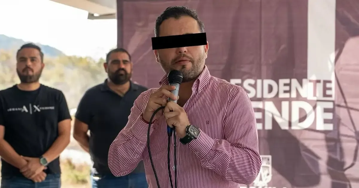 La regidora del PRI critica la administración de la nueva alcaldesa por sus conexiones con el expresidente municipal.