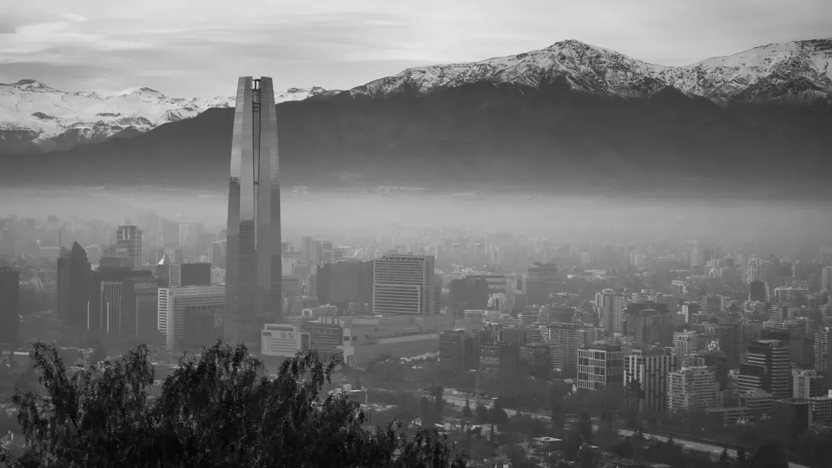 Un análisis de la identidad y transformación de la Región Metropolitana de Chile, testigo de su evolución histórica y cultural.