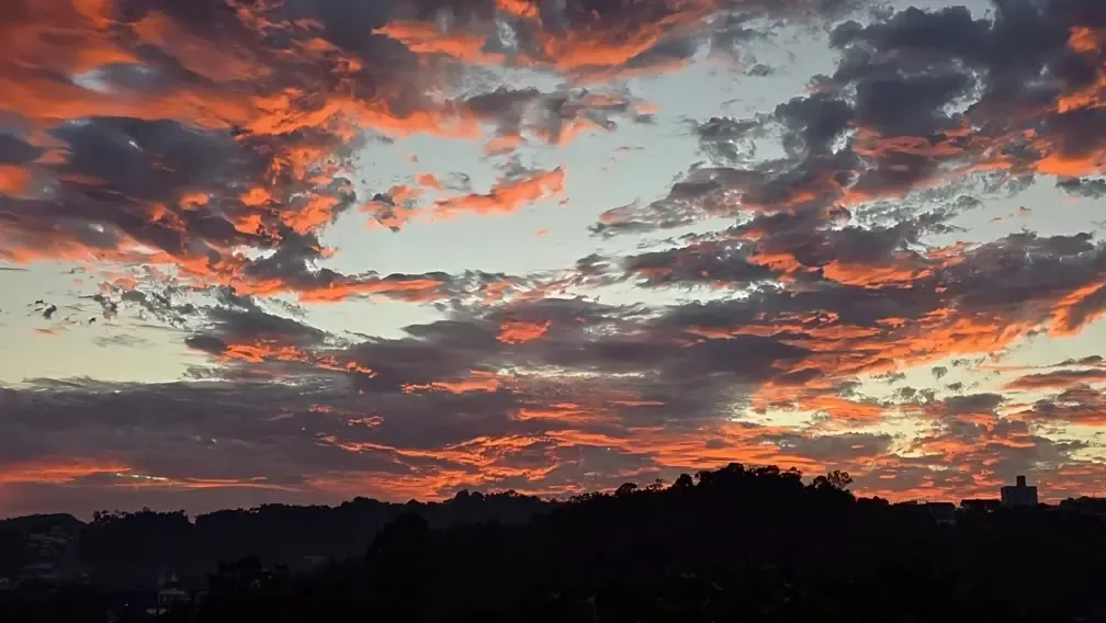 La región sufrirá temperaturas superiores a 35°C y fuertes lluvias, lo que aumenta el riesgo de desastres naturales.