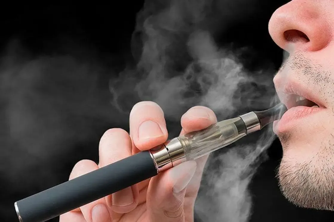 La regulación busca limitar el acceso a vapeadores para menores de edad en México.