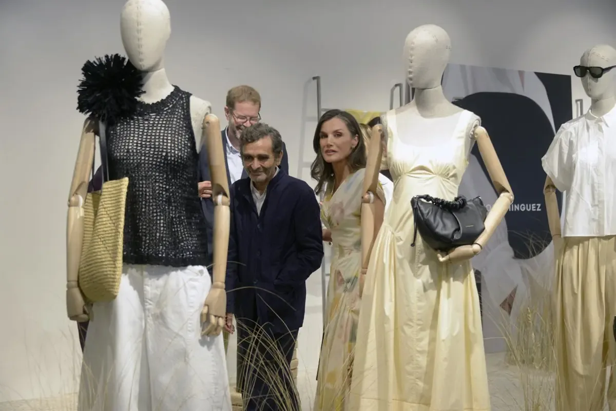 La Reina Letizia destaca como embajadora de la moda española en su visita a las instalaciones de Adolfo Domínguez.