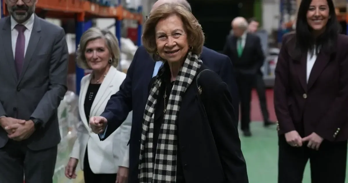 La reina Sofía se presenta en el Banco de Alimentos de Basauri tras el fallecimiento de Irene de Grecia.