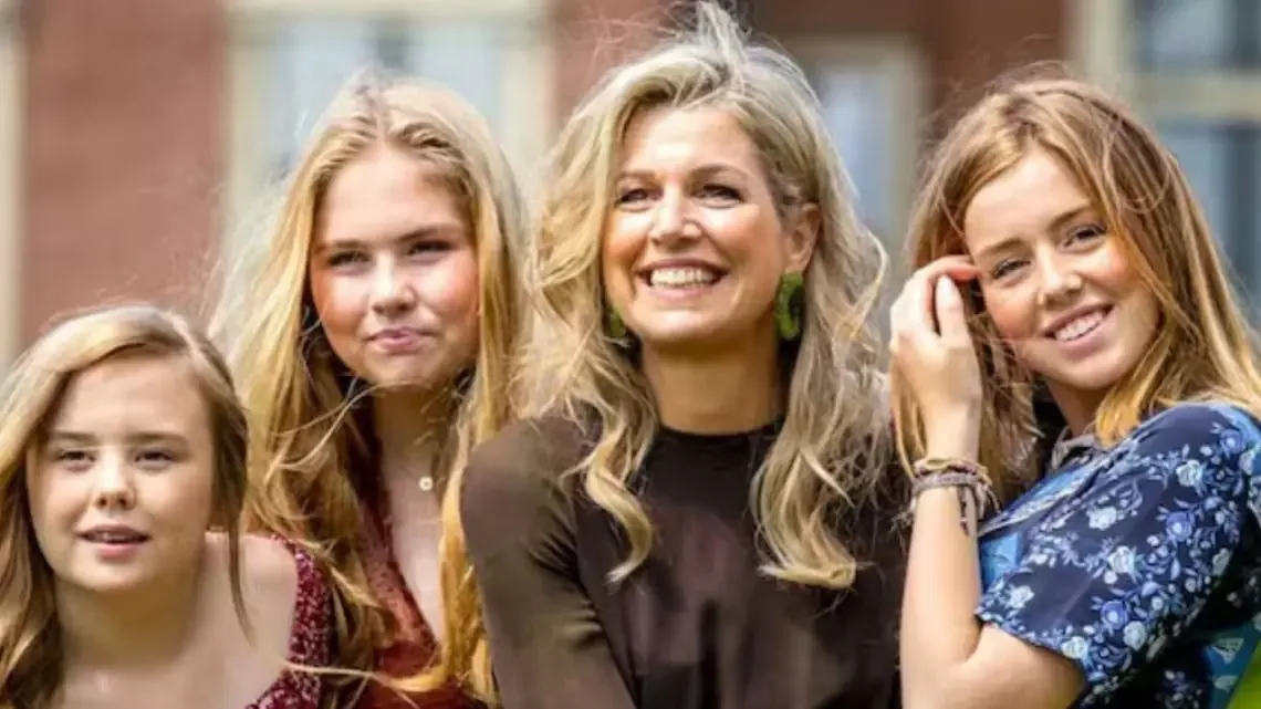 La reina y sus hijas sorprenden con looks otoñales en un evento familiar.