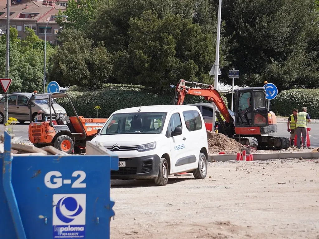 La remodelación de la glorieta incluye nuevas medidas para la seguridad del tráfico en la zona.