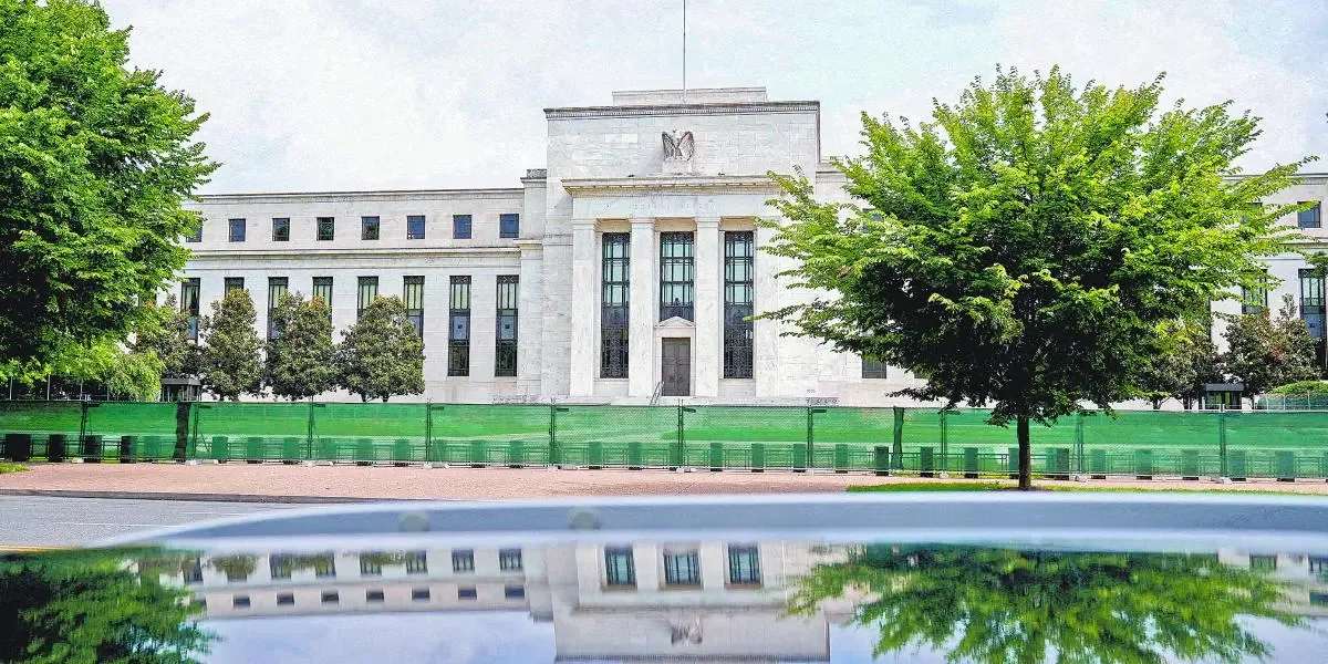 "La Reserva Federal reafirma su independencia manteniendo las tasas de interés."