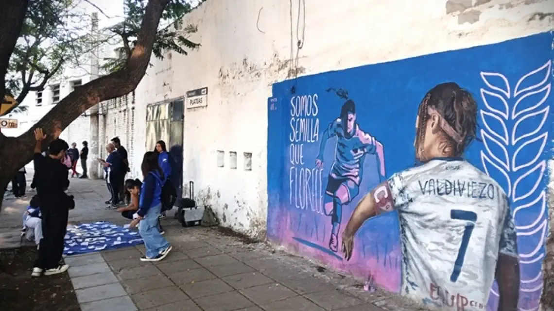 La restauración del mural simboliza la resistencia y unidad del fútbol femenino en Córdoba.