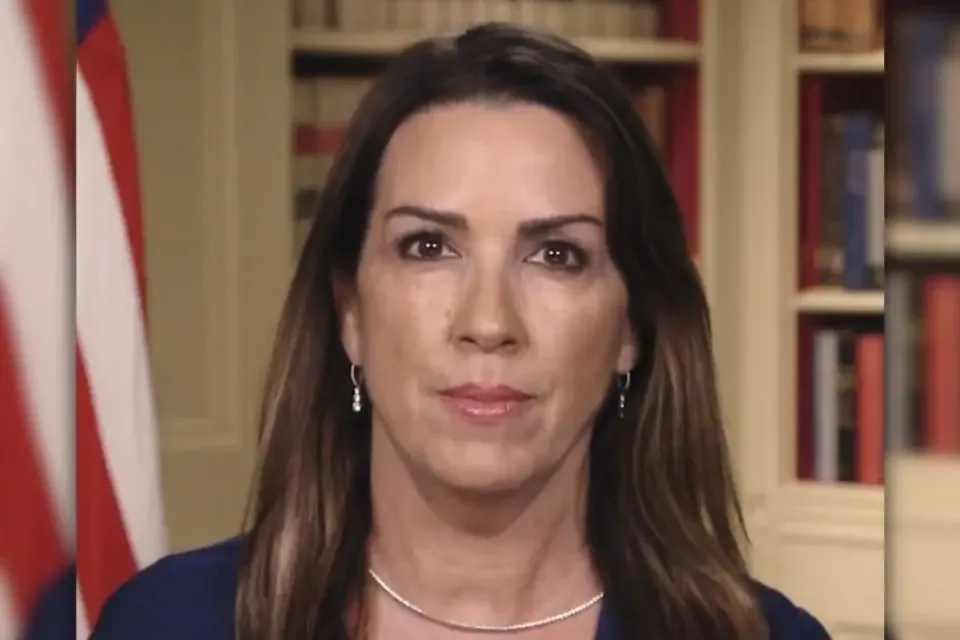 La reunión con Sara Carter enfatiza la cooperación en la lucha contra el narcotráfico tras un intenso operativo en Jalisco.