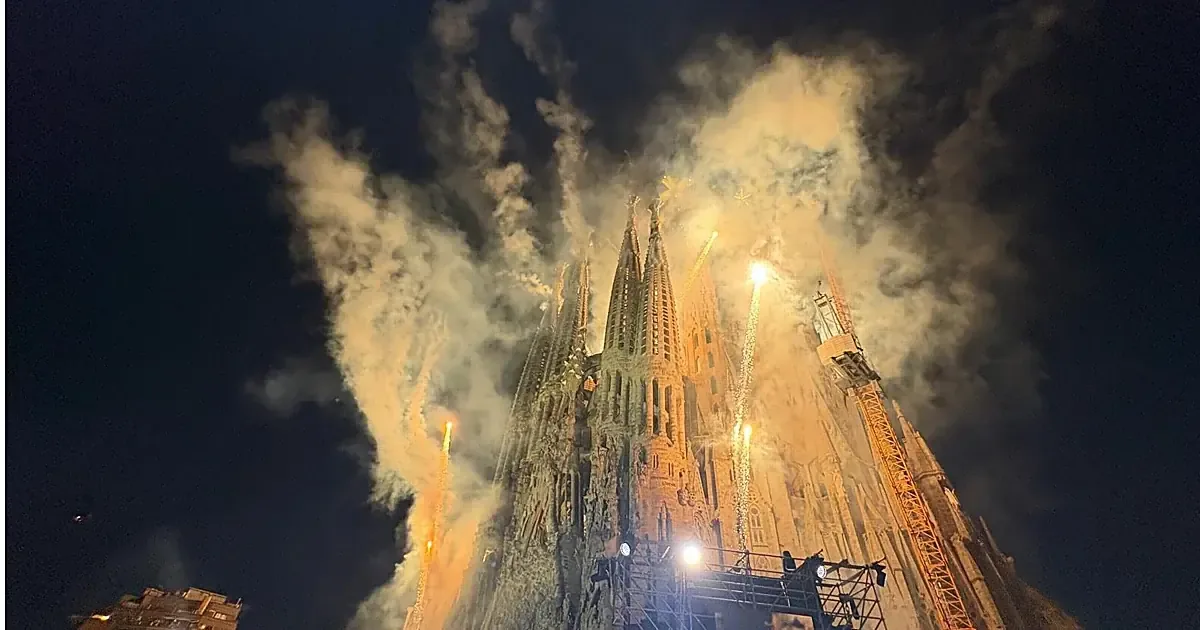 La histórica ceremonia eleva la simbología del templo diseñado por Gaudí en Barcelona.