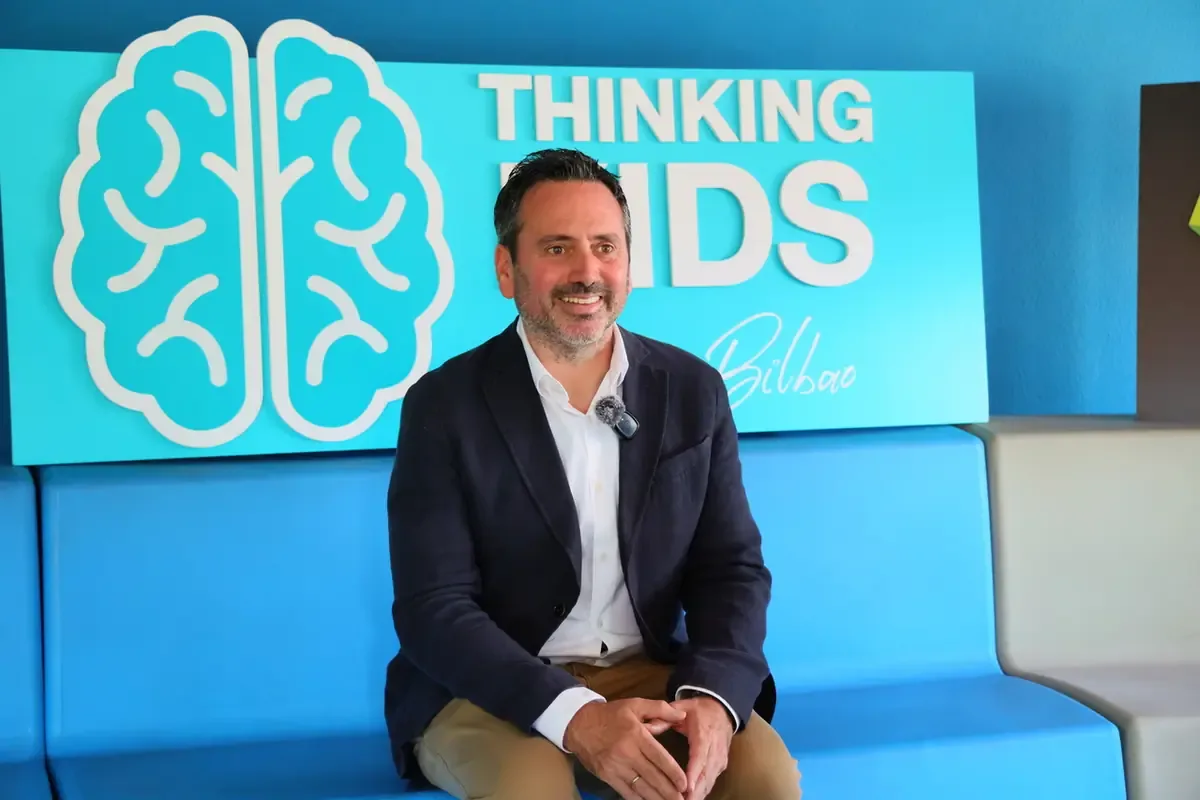 Expertos alertan sobre el impacto de las pantallas en la salud mental de jóvenes y proponen nuevas estrategias educativas.