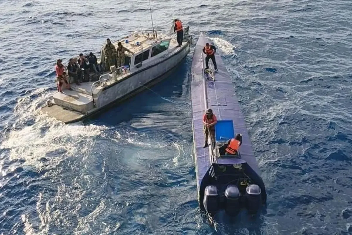 La Secretaría de Marina interceptó el narco-submarino y detuvo a tres personas.