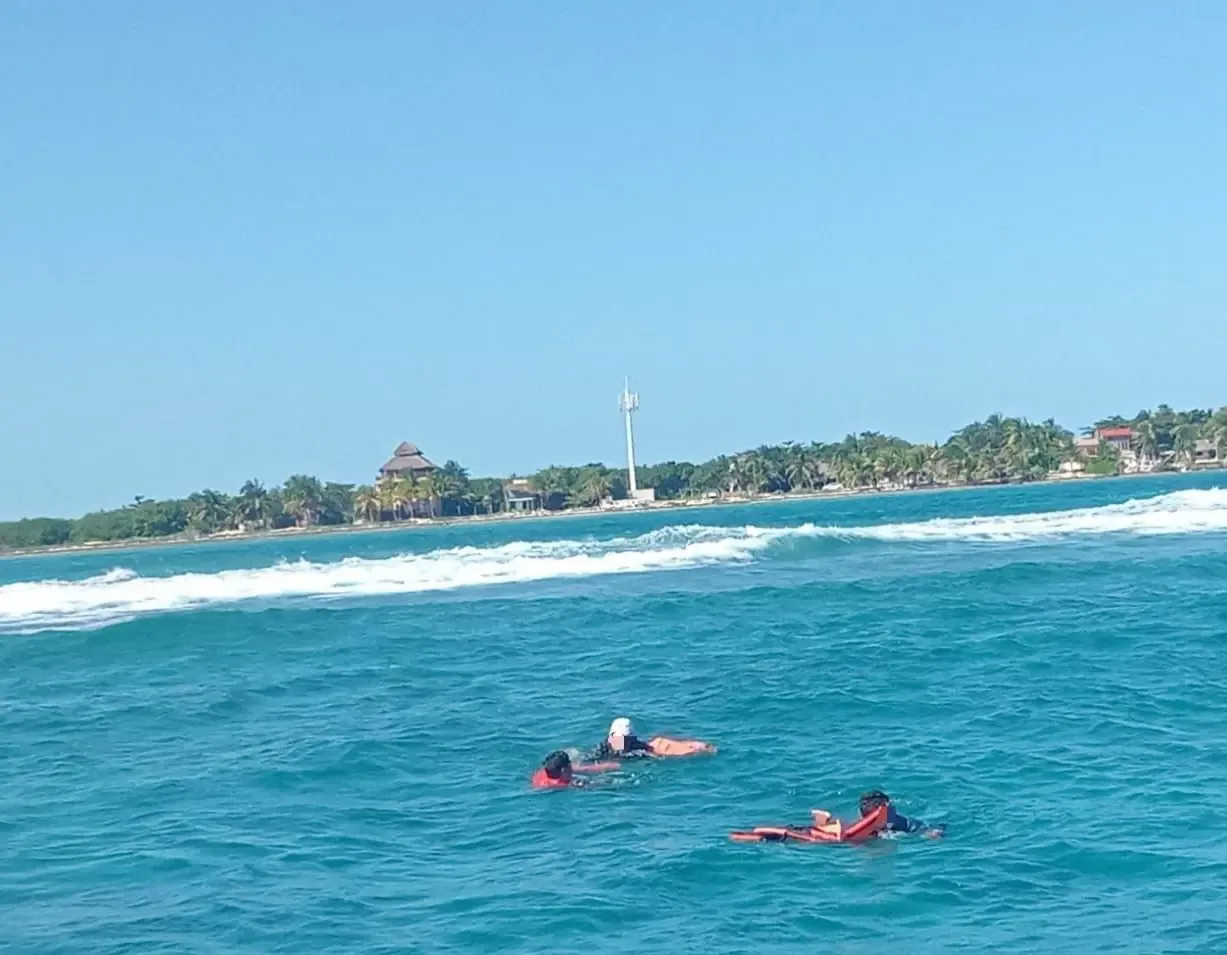 La Secretaría de Marina realizó un exitoso rescate frente a Mahahual.