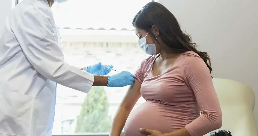La Secretaría de Salud de Baja California Sur hace un llamado a las mujeres embarazadas para vacunarse.