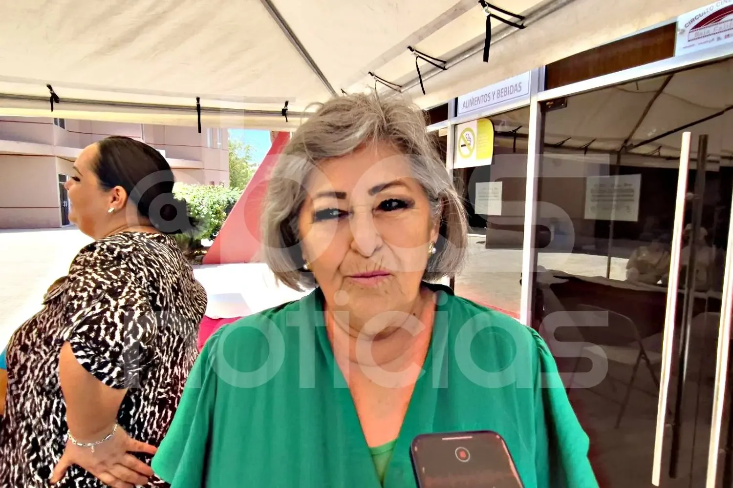 La secretaria Alicia Meza informa sobre el retiro de trabajadores por conductas graves.