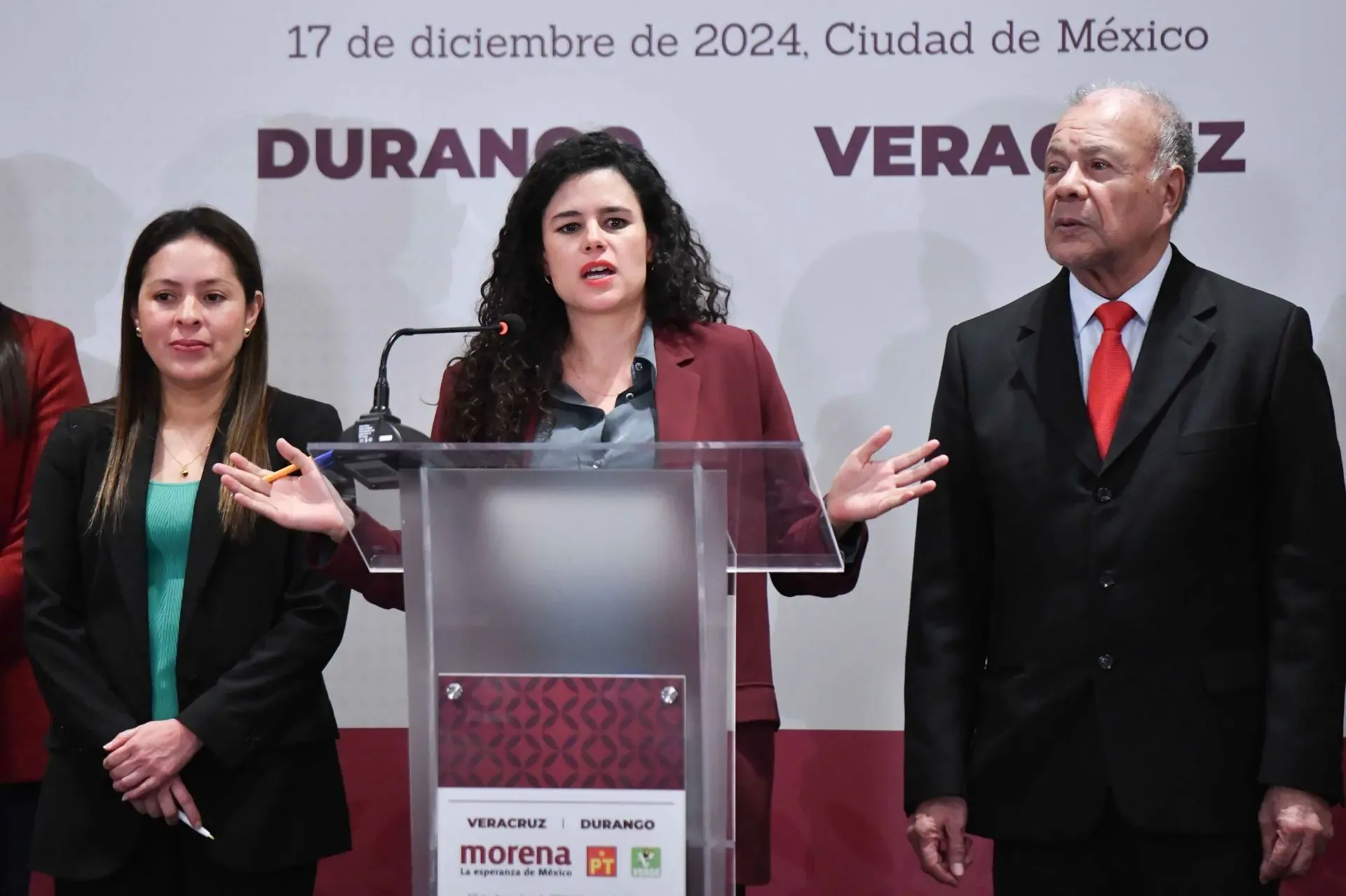 La secretaria de Gobernación, Rosa Icela Rodríguez, negociando con el PT sobre la reforma electoral.