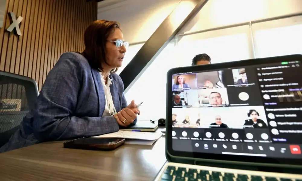 La secretaria Martha Soto discute estrategias de protección digital para la infancia.
