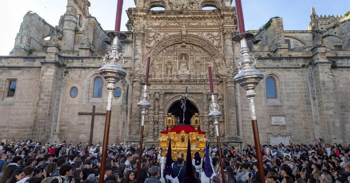 La Semana Santa de El Puerto ofrece itinerarios para disfrutar de la tradición y fervor local.
