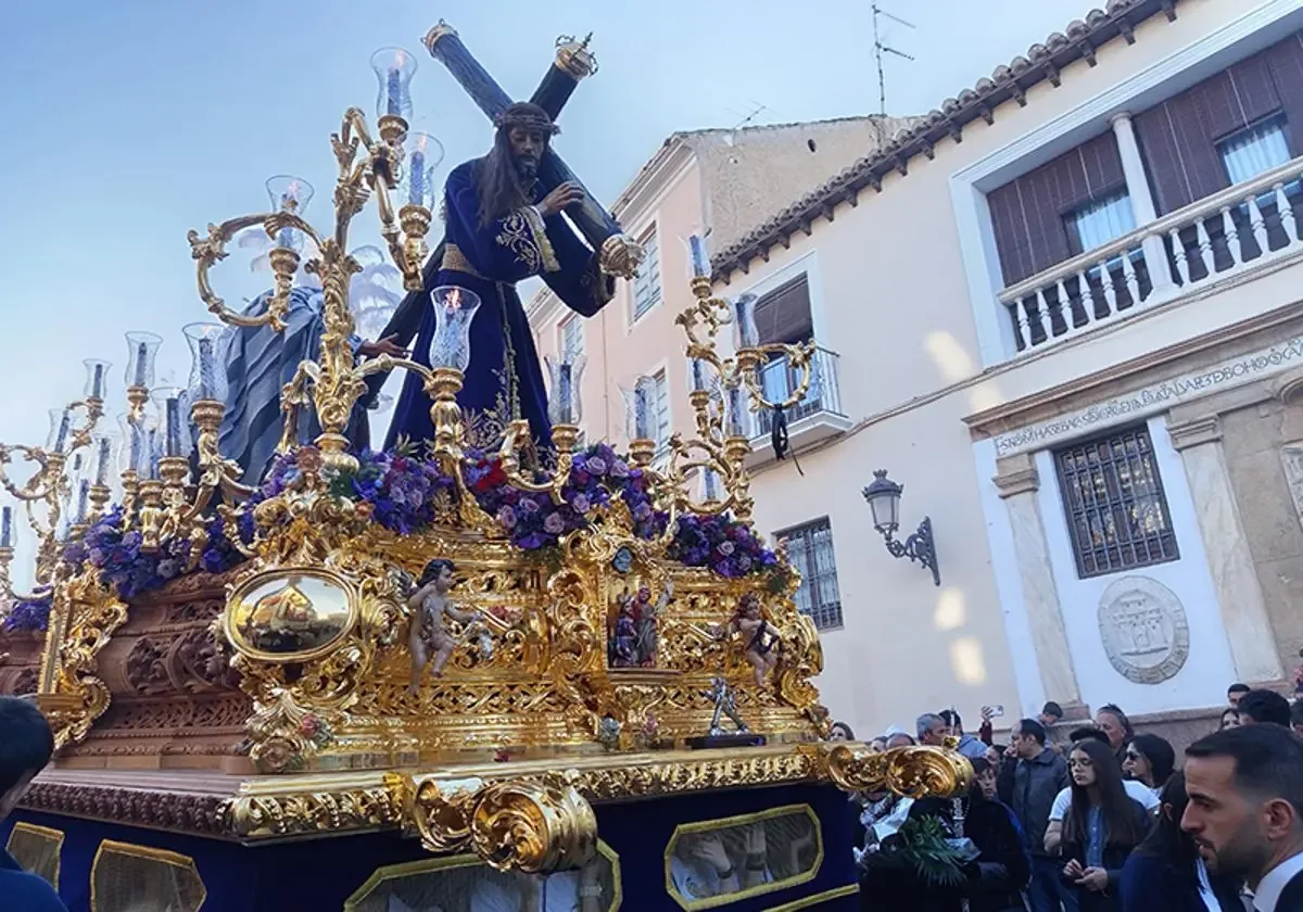 La Semana Santa en Baza resalta por la participación de fieles y nuevas tradiciones.