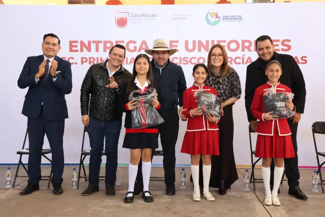 "La senadora Vero Díaz entrega uniformes y recursos para mejorar la educación en Jerez."