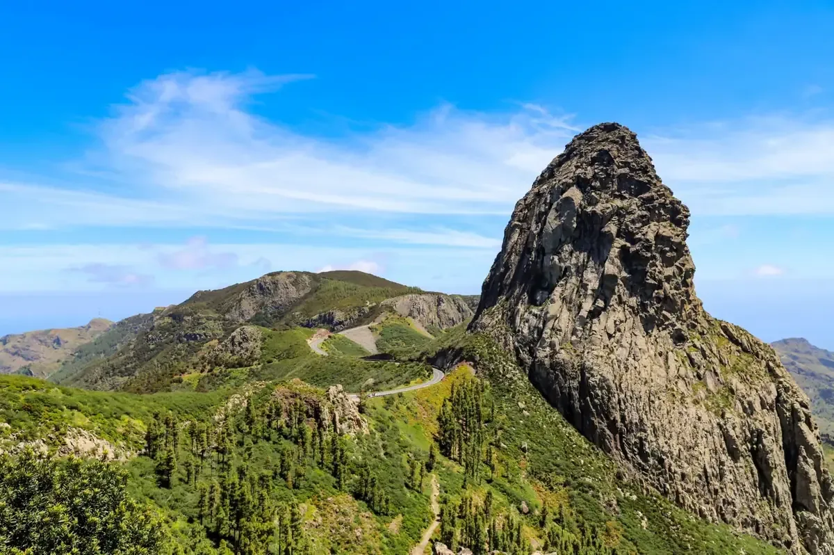 La Gomera en Canarias destaca por un lenguaje silbado que facilita la comunicación a larga distancia y ha sido protegido por la UNESCO.