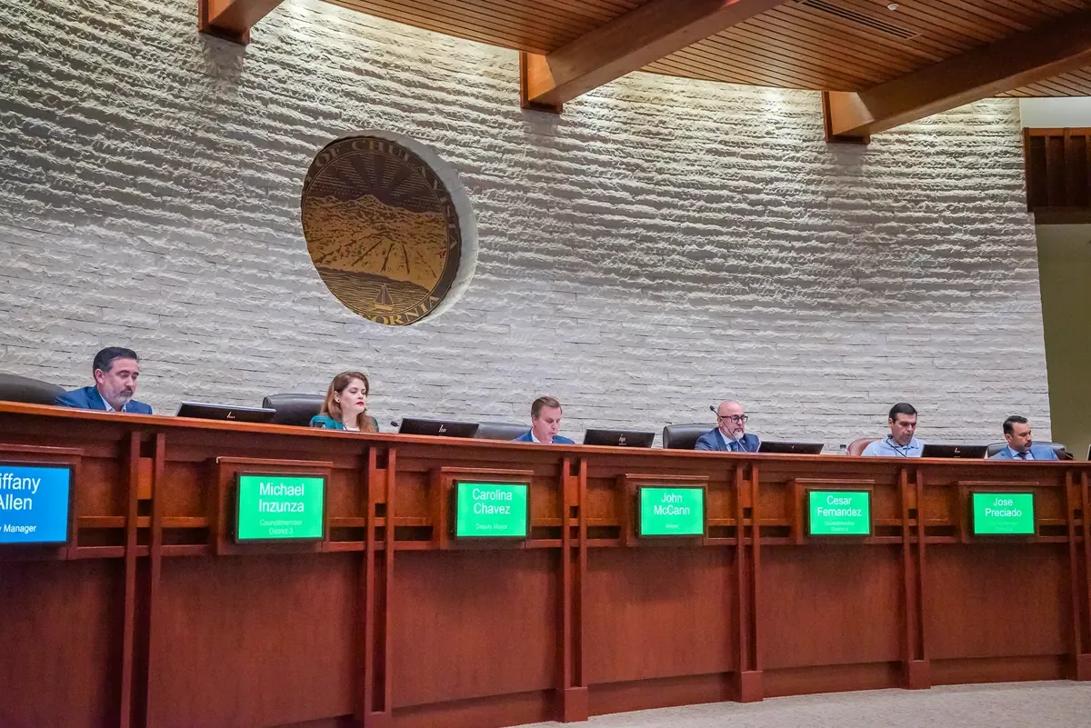 La situación de Roxana Kennedy genera debate sobre liderazgo y discriminación en la ciudad.