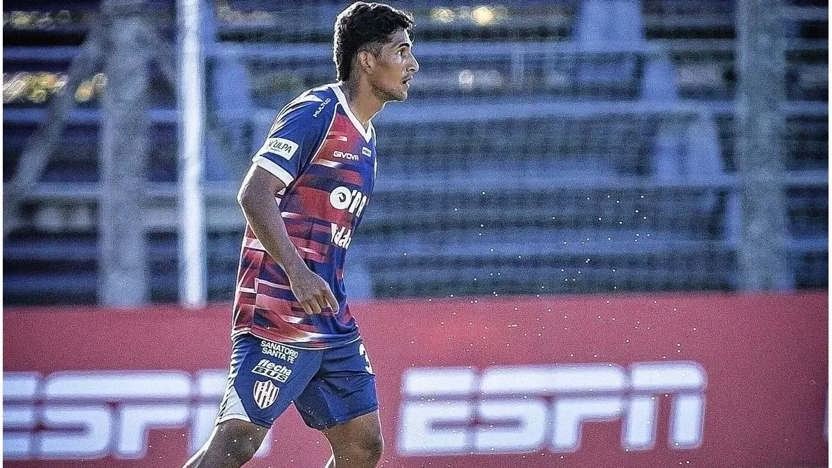 La situación del defensor genera incertidumbre en el club ante un posible cambio de equipo.