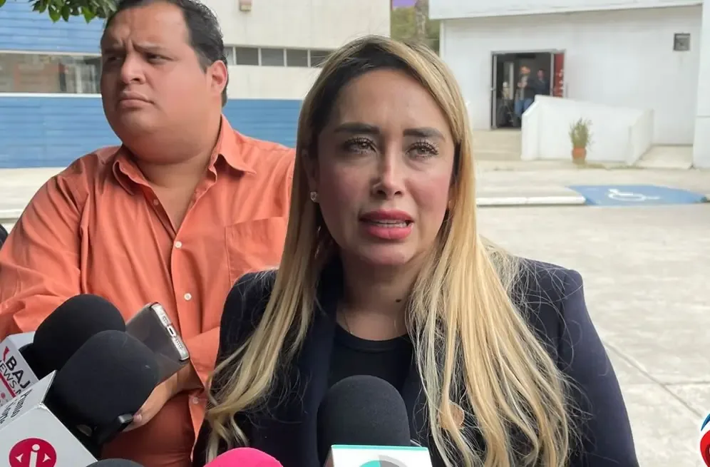 La funcionaria busca justicia tras denuncias que implican agresiones en el contexto político.